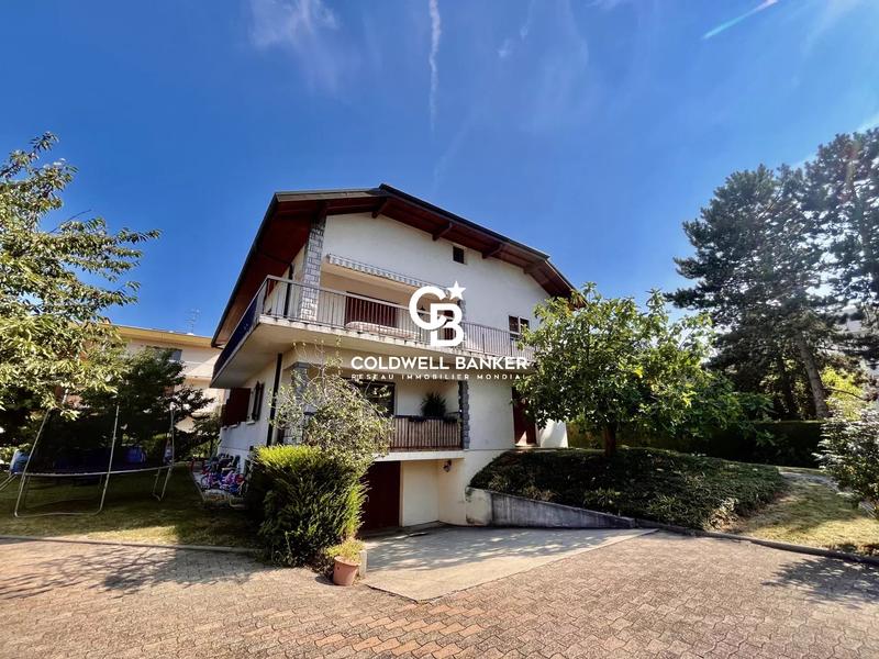 Maison - 260 m² - 8 pièces