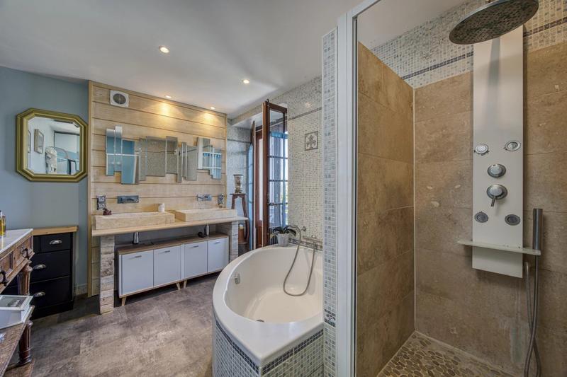 Maison - 251 m² - 10 pièces