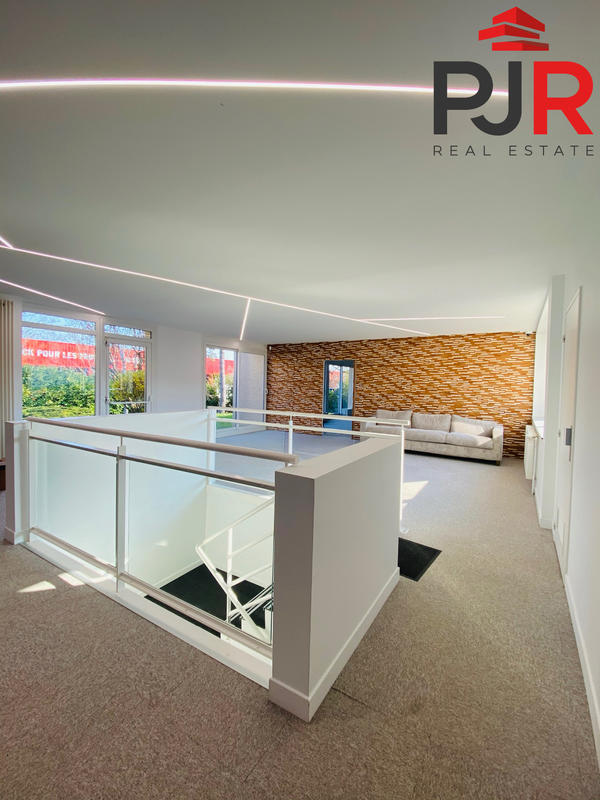 Bureau - 617 m²