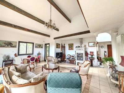 Propriété - 219 m² - 7 pièces