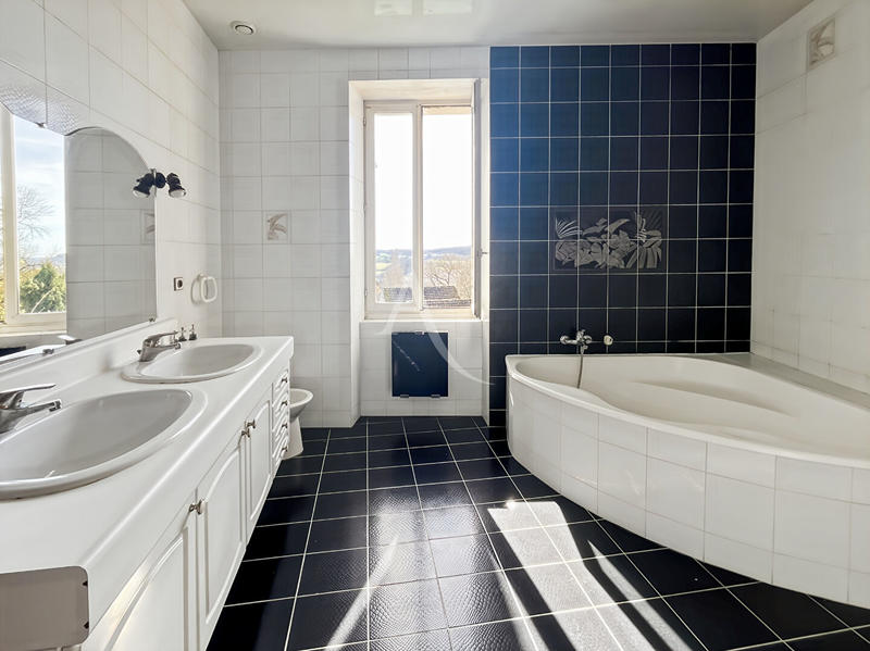 Maison - 230 m² - 8 pièces