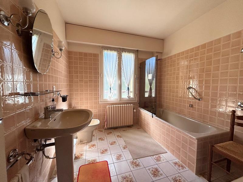 Maison traditionnelle - 185 m² - 10 pièces