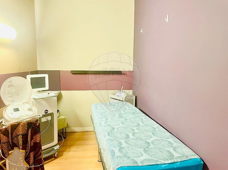 Magasins - 96 m² - 5 pièces