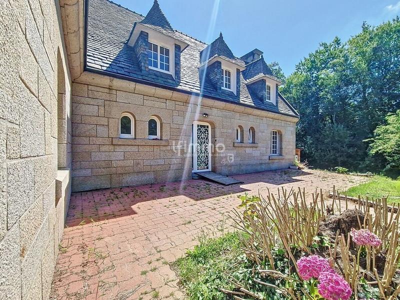 Propriété - 234 m² - 8 pièces