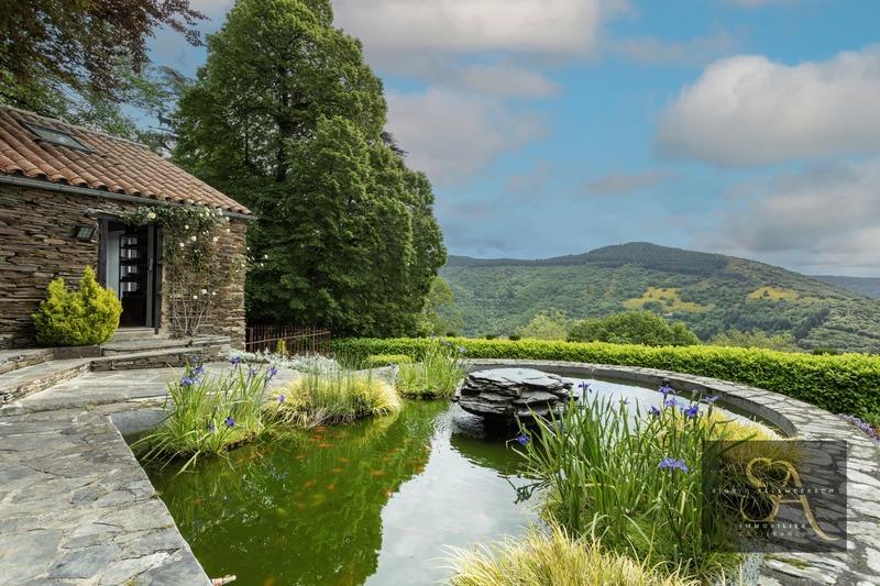 Maison - 312 m² - 9 pièces