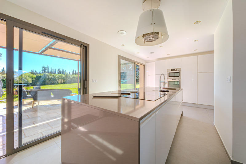 Maison - 335 m² - 8 pièces