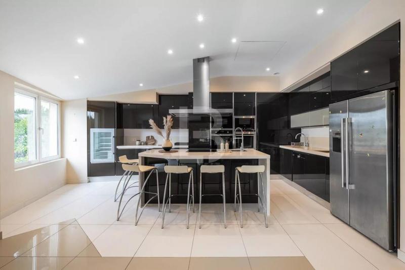 Villa - 587 m² - 8 pièces