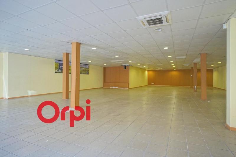 Local commercial - 592 m²