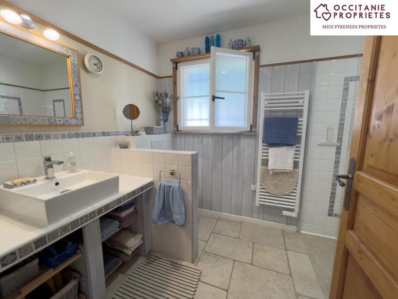 Propriété - 345 m² - 9 pièces