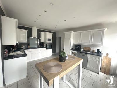 Maison - 245 m² - 8 pièces