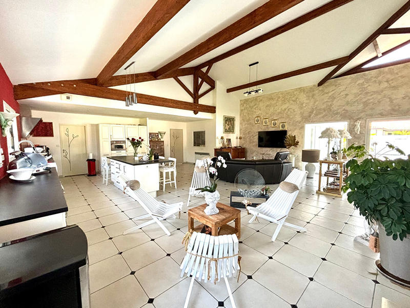 Maison - 270 m² - 6 pièces