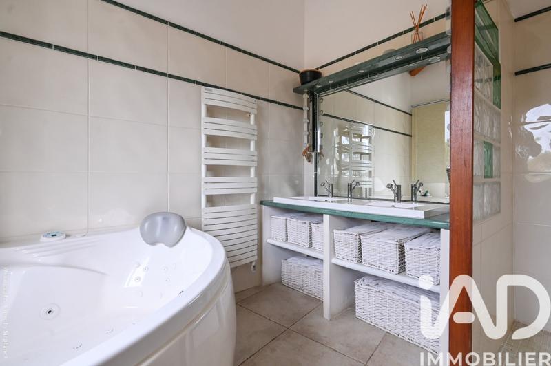 Maison - 210 m² - 7 pièces