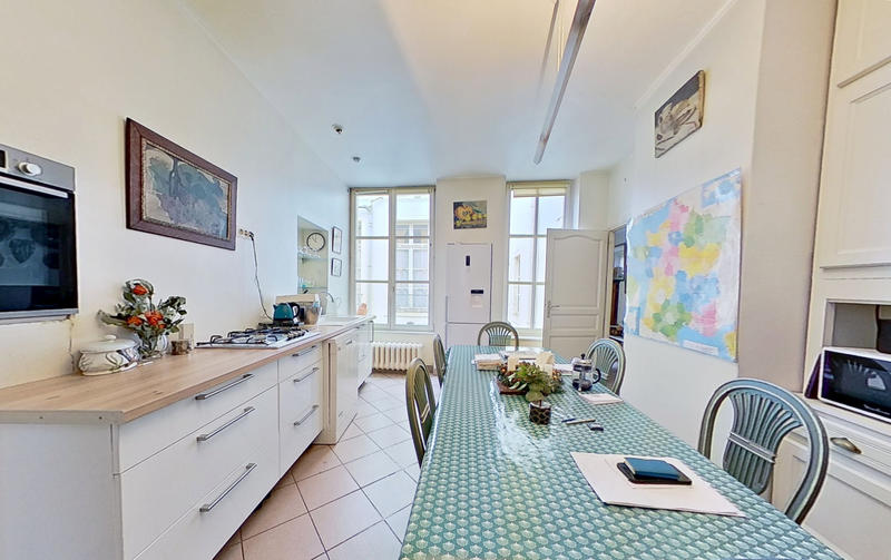 Appartement - 241 m² - 8 pièces