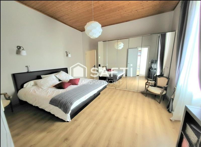 Maison - 270 m² - 9 pièces