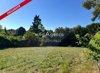 Terrain constructible - 1 600 m²