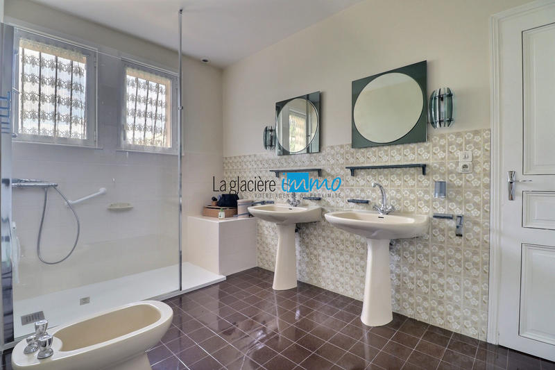 Maison - 222 m² - 9 pièces