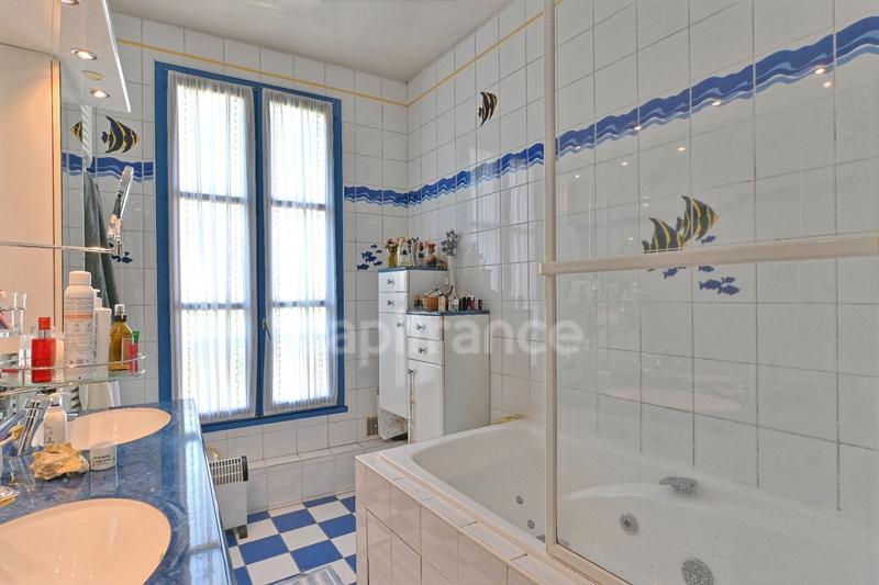 Maison - 230 m² - 9 pièces