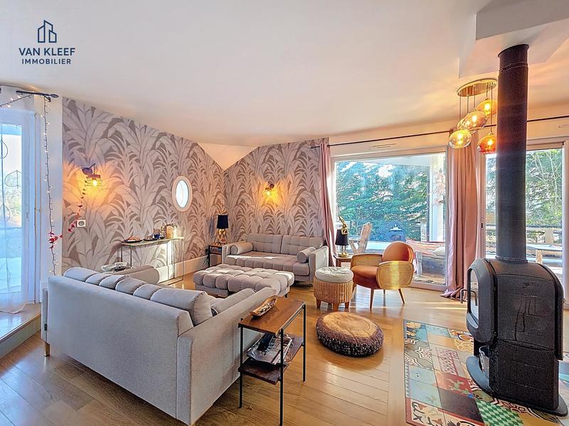 Maison traditionnelle - 180 m² - 7 pièces