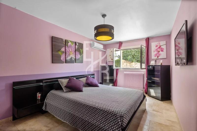 Villa - 255 m² - 8 pièces