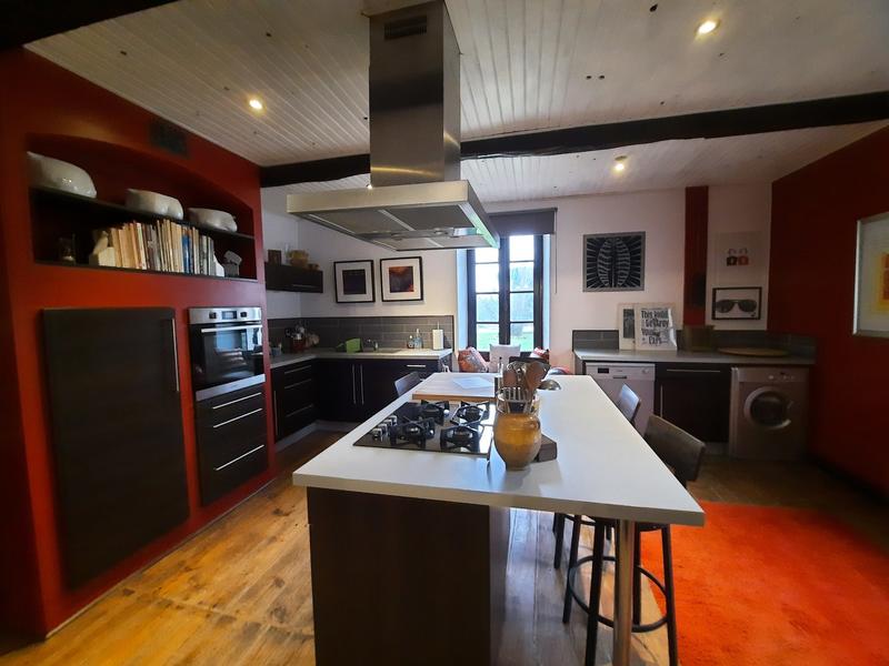 Maison traditionnelle - 302 m² - 7 pièces