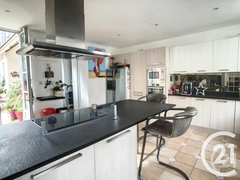 Maison - 235 m² - 10 pièces