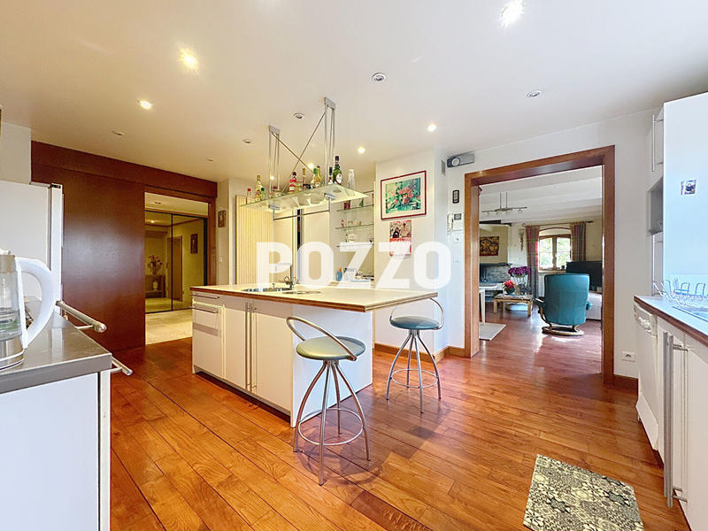 Maison - 270 m² - 10 pièces