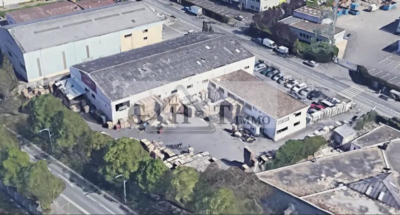 Entrepôt - 1 700 m²