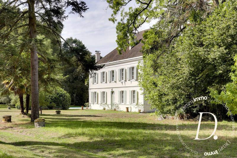 Maison - 408 m² - 12 pièces