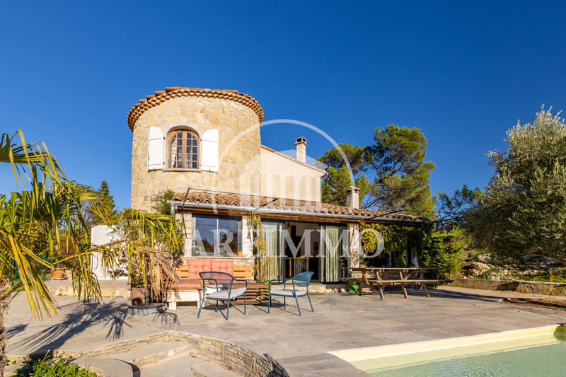 Maison - 228 m² - 11 pièces