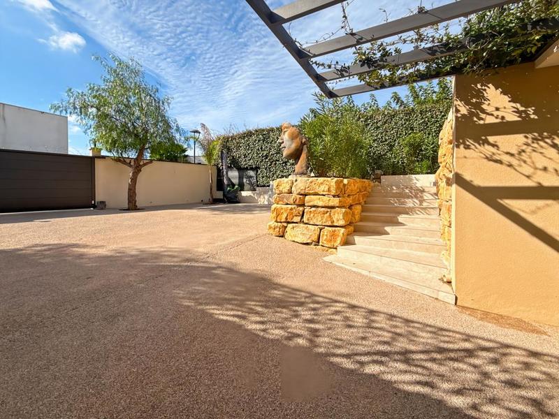 Maison - 311 m² - 5 pièces