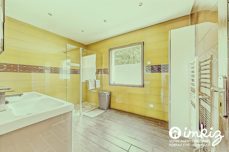 Maison - 235 m² - 7 pièces