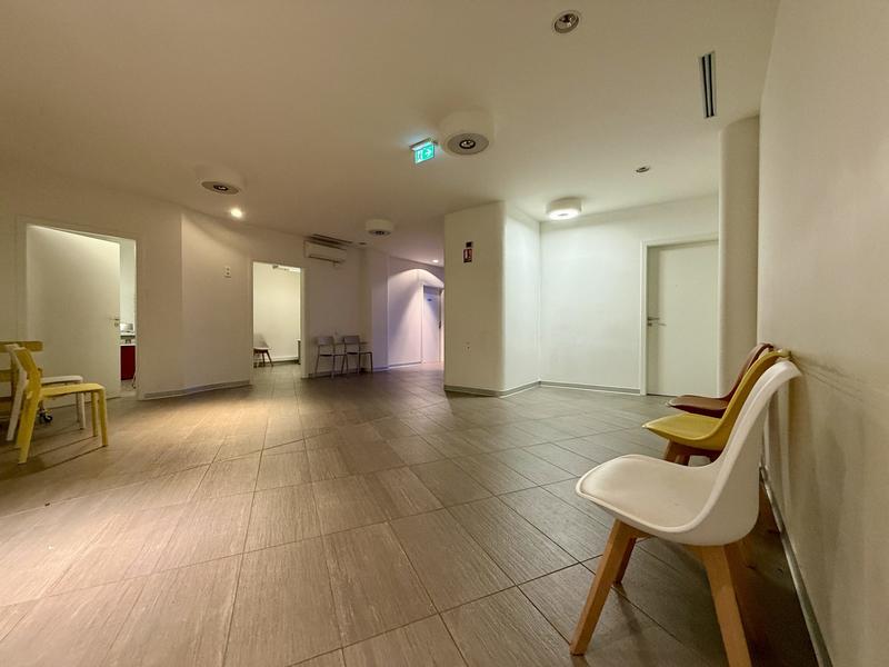 Local d'activités - 302 m² - 11 pièces