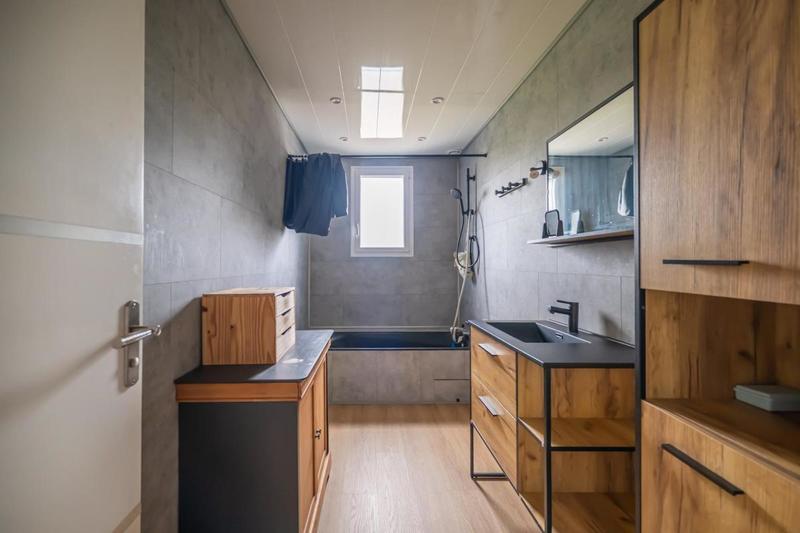 Maison - 230 m² - 8 pièces