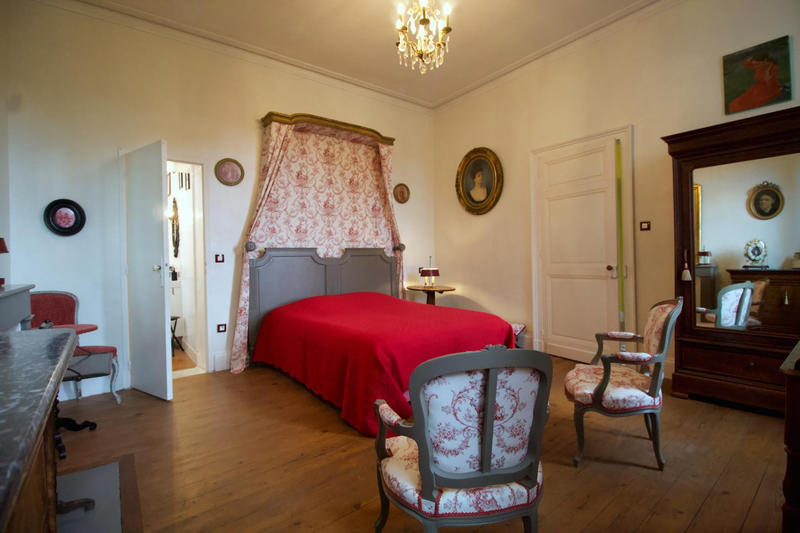 Maison - 247 m² - 15 pièces