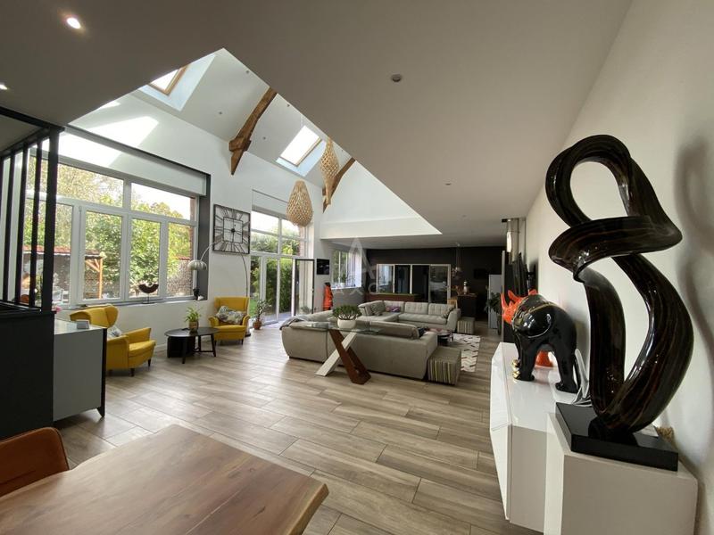 Maison - 371 m² - 8 pièces
