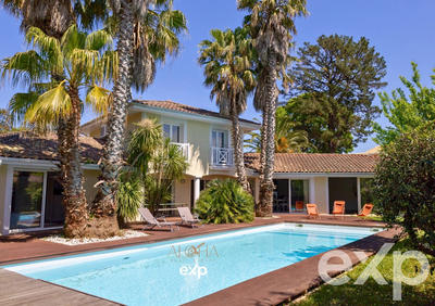 Villa - 255 m² - 8 pièces