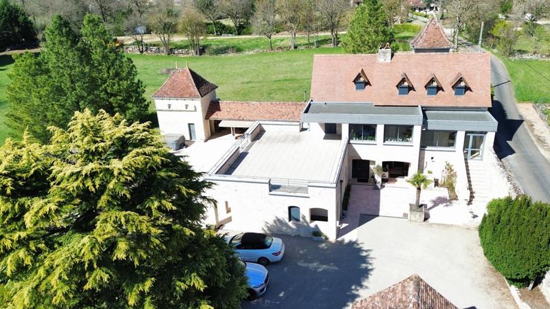 Demeure - 250 m² - 10 pièces