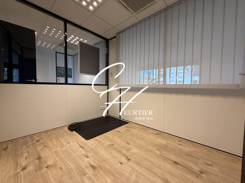 Local commercial - 334 m² - 14 pièces