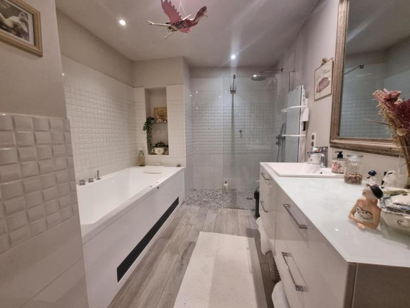 Maison - 256 m² - 5 pièces