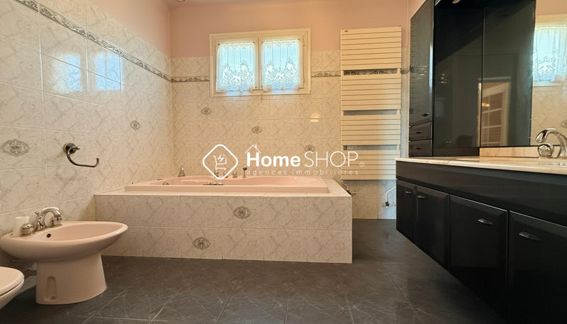 Maison traditionnelle - 230 m² - 8 pièces