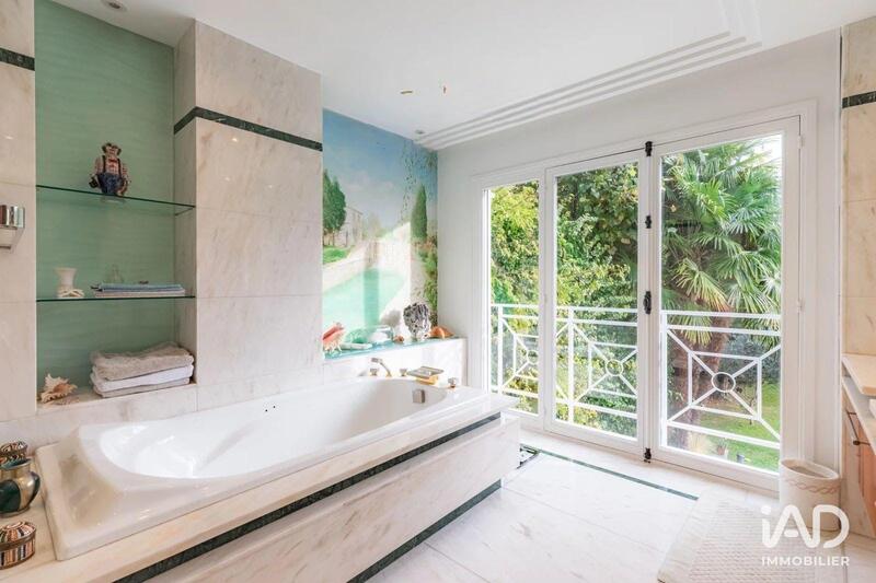 Maison - 220 m² - 8 pièces