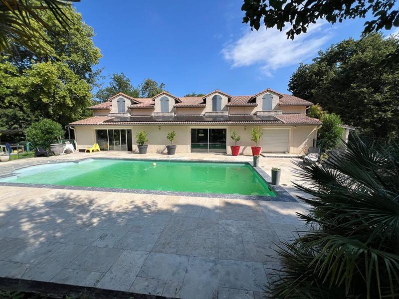 Maison - 338 m² - 10 pièces