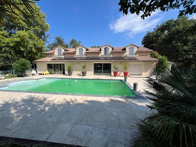 Maison - 338 m² - 10 pièces