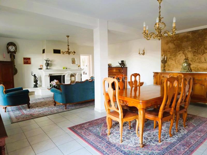 Maison traditionnelle - 235 m² - 8 pièces