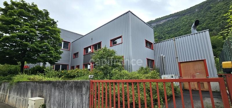 Local d'activité / Entrepôt - 1 600 m² - 22 pièces