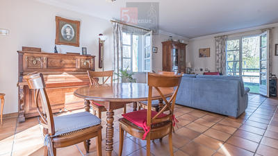 Maison - 210 m² - 6 pièces