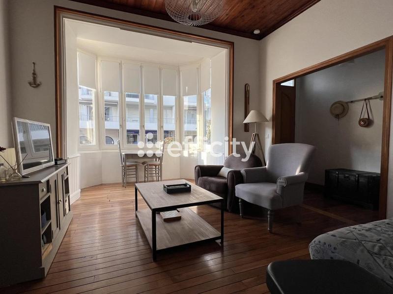 Maison - 230 m² - 7 pièces