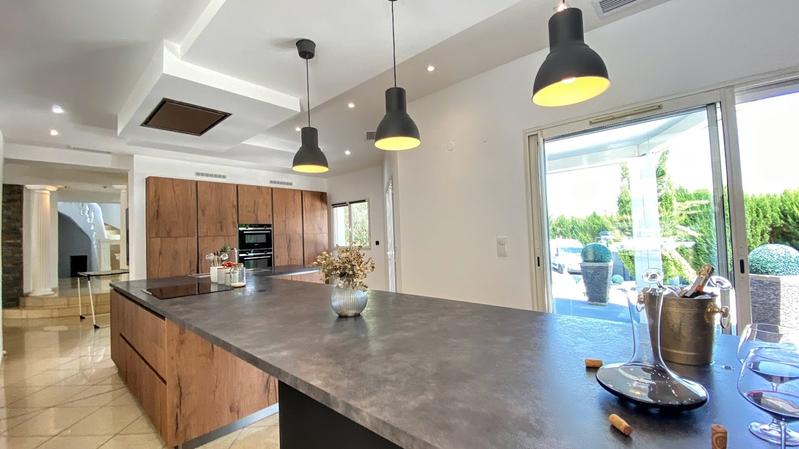 Propriété - 245 m² - 7 pièces