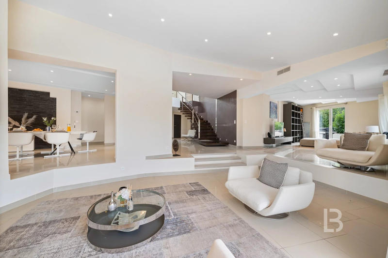 Maison - 588 m² - 8 pièces