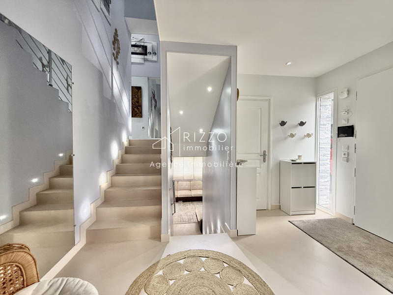 Maison - 242 m² - 8 pièces